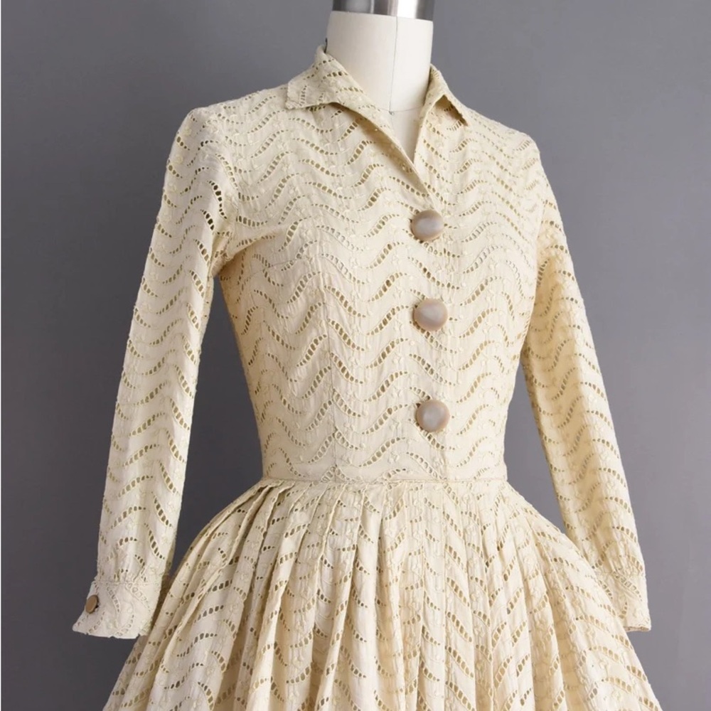 Vintage 1950s Elegant Light Beige Women's Button Up Dress - Picture 5 of 9